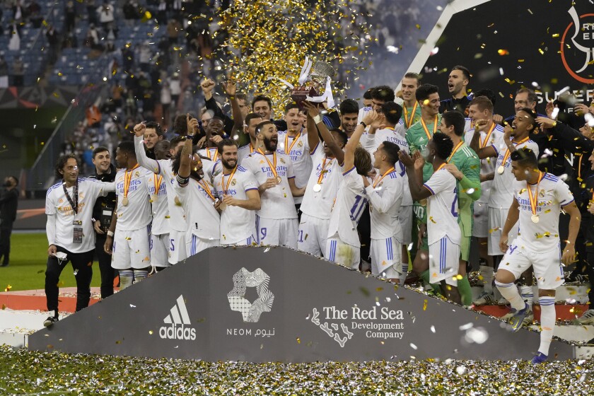 ARCHIVO - Los jugadores del Real Madrid celebra tras derrotar al Athletic Bilbao 