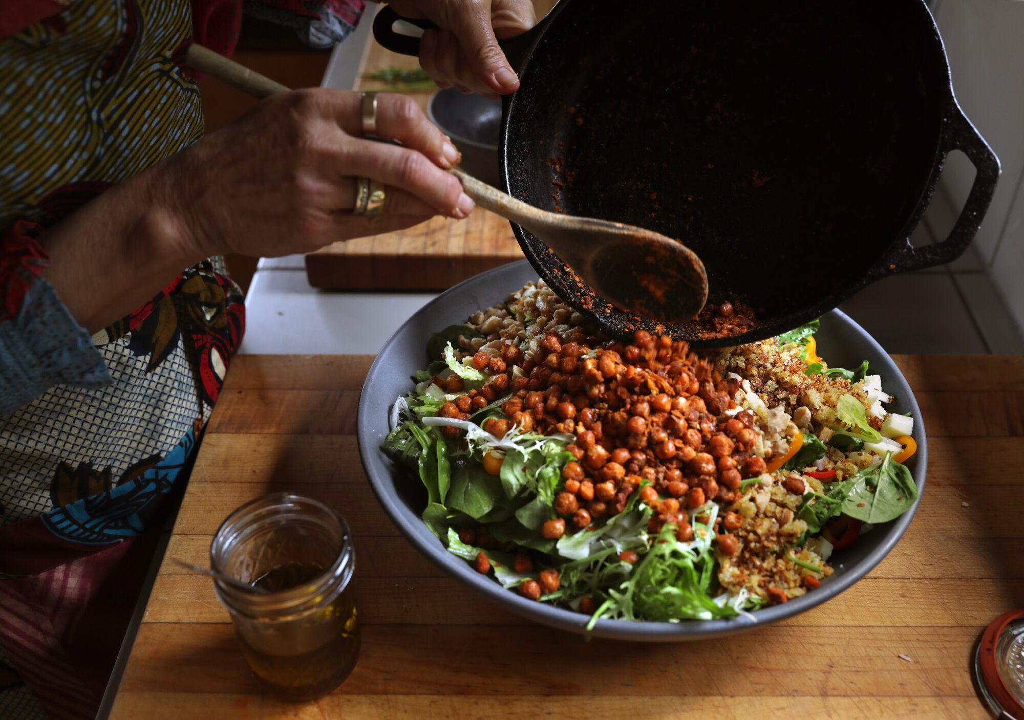 Eller büyük bir kase doğranmış salata hazırlıyor.