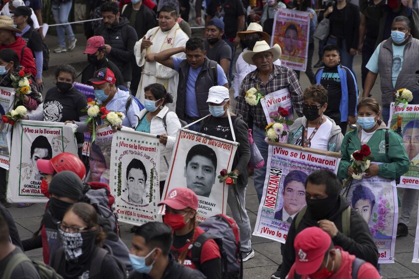 Familiares y compañeros de clases de los 43 estudiantes universitarios de Ayotzinapa desaparecidos marchan en la Ciudad de México el lunes 26 de septiembre de 2022, al cumplirse otro aniversario de la desaparición de los estudiantes en Iguala, Guerrero, en 2014. (Foto AP/Marco Ugarte)