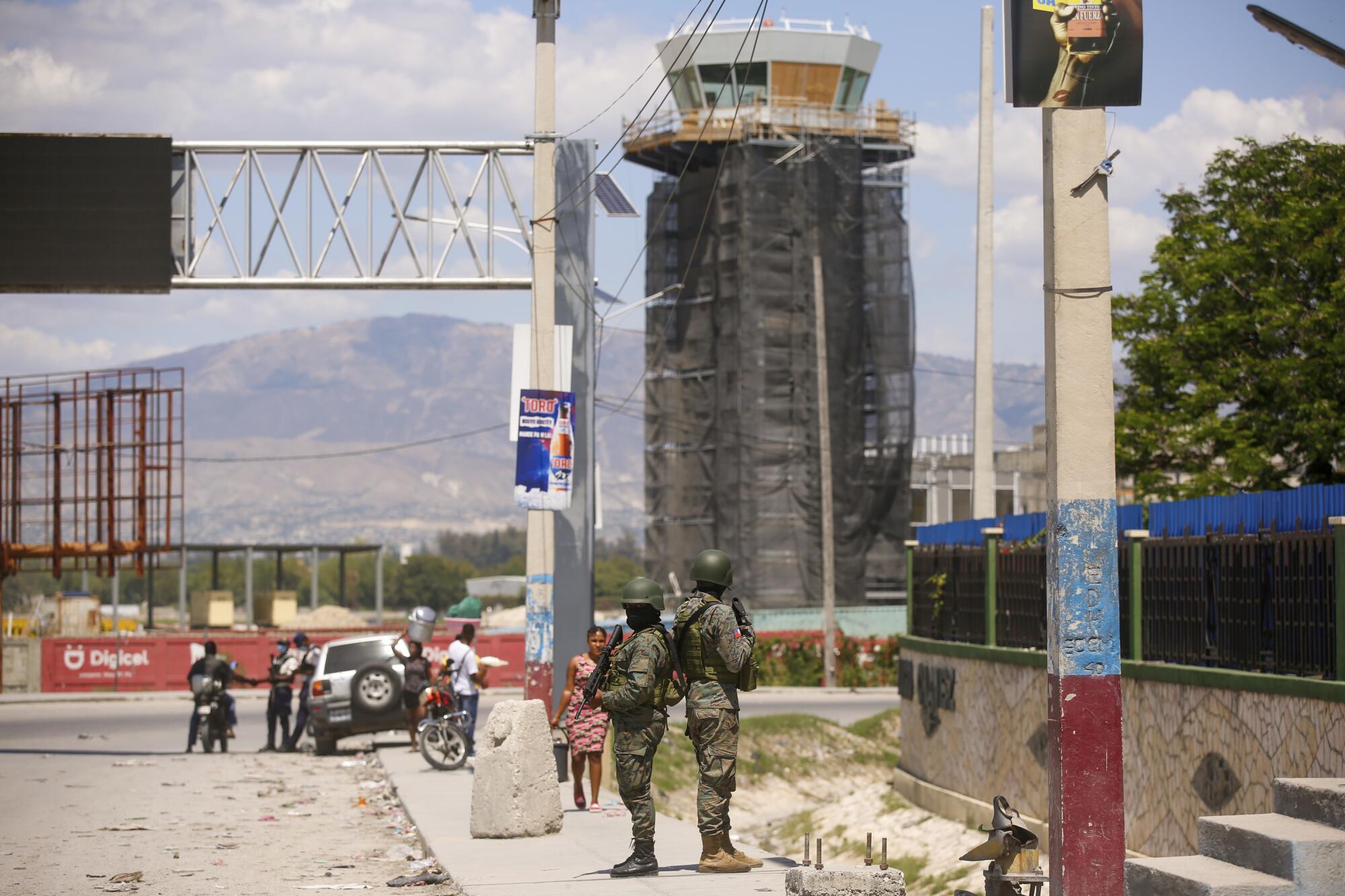 Soldados custodian la entrada del aeropuerto internacional en Puerto Príncipe
