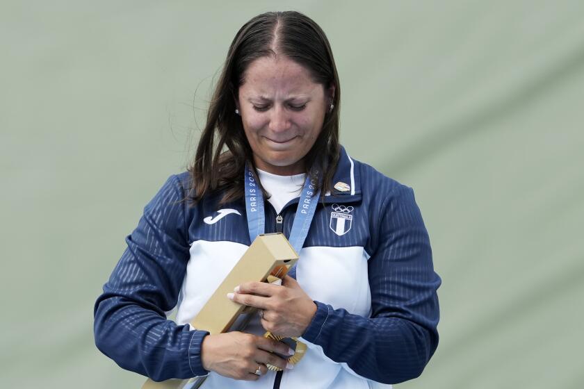 La guatemalteca Adriana Ruano llora tras obtener la medalla de oro en tiro, modalidad de fosa, en los Juegos Olímpicos, el miércoles 31 de julio de 2204, en Chateauroux, Francia (AP Foto/Manish Swarup)