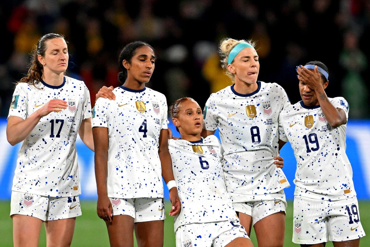 USA players react as Sophia Smith of USA misses her team's fifth penalty in the penalty shootout 