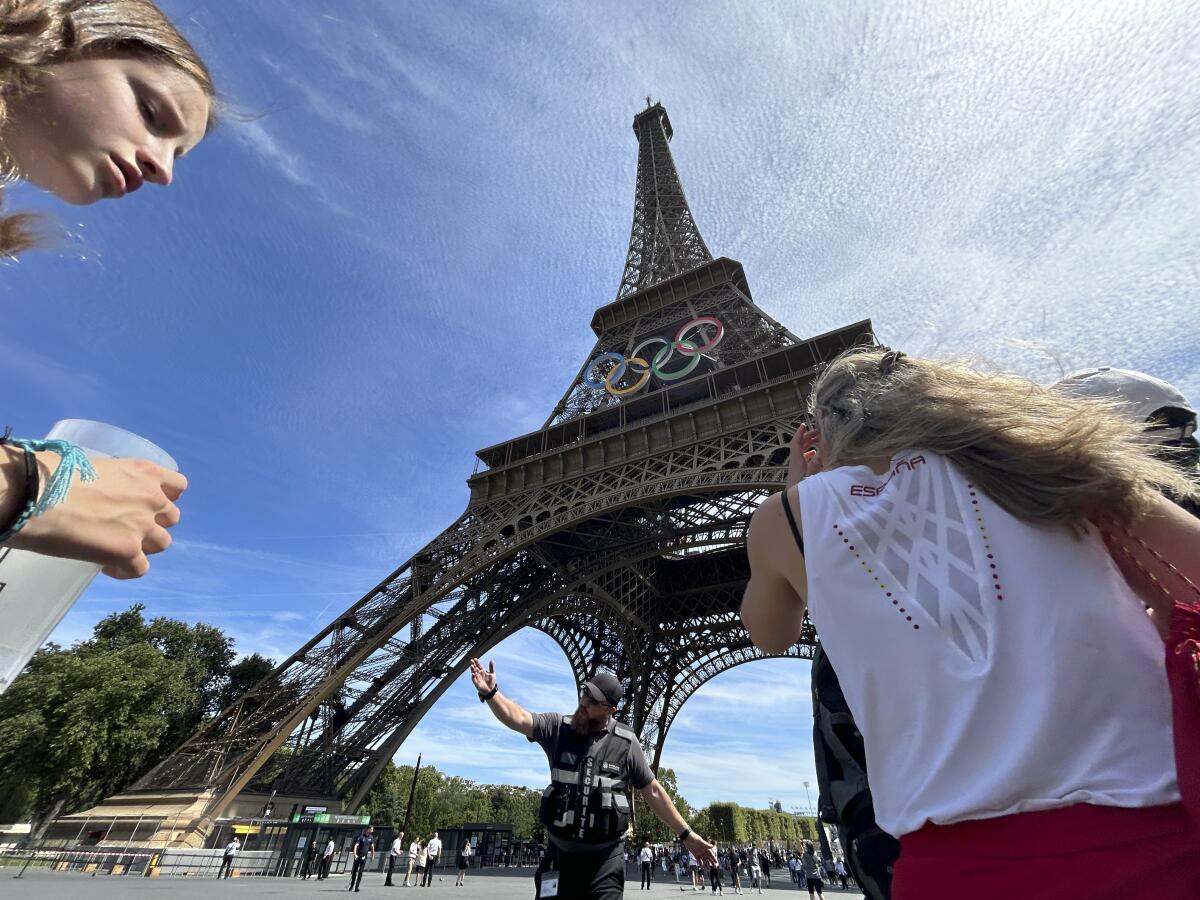 Police evacuate the area around the Eiffel Tower a 