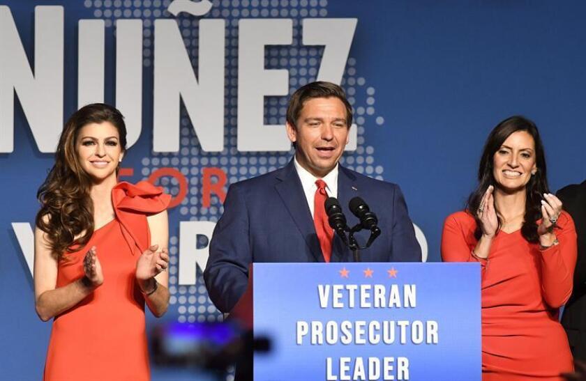 Fotografía del gobernador republicano electo, Ron DeSantis, junto a su esposa, Casey (i), y la vice-gobernadora electa, Jeannete Nuñez (d). EFE/Archivo