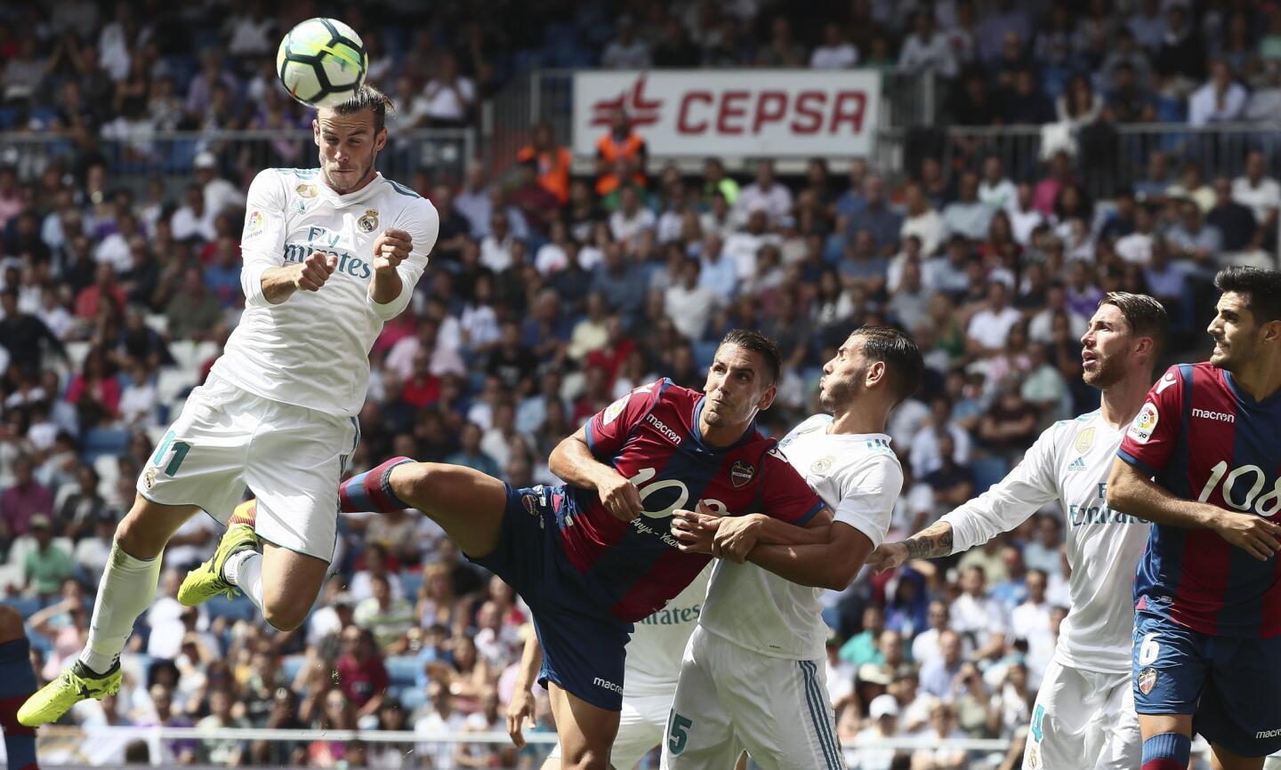 Real Madrid insistió en el ataque aéreo, pero no le dio resultados. En la imagen, el delantero galés Gareth Bale (i) remata con la cabeza, sin puntería...