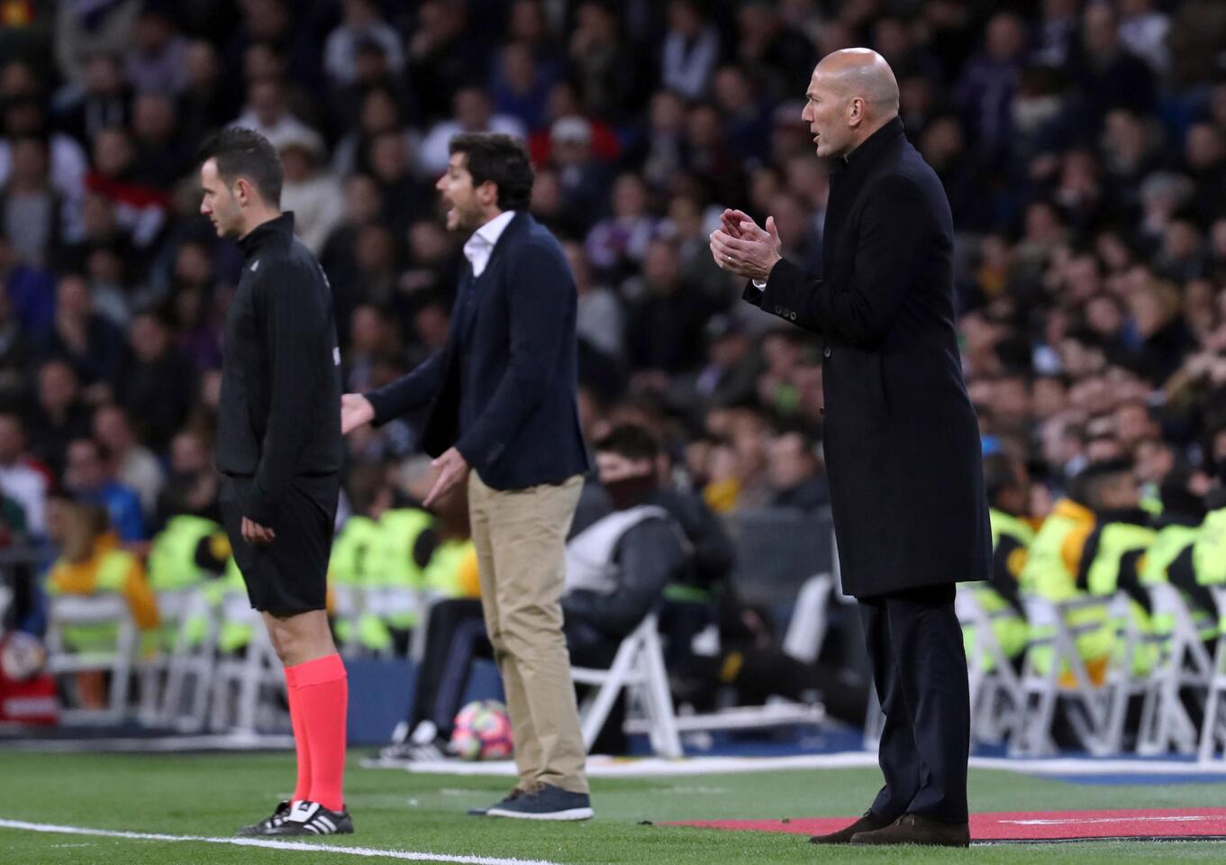 GRA456. MADRID, 12/03/2017.- El entrenador del Real Madrid Zinedine Zidane (d) da instrucciones a sus jugadores durante el partido correspondiente a la vigésimo séptima jornada de LaLiga Santander contra el Betis, que ambos equipos juegan en el estadio Santiago Bernabéu. EFE/J.J. Guillén ** Usable by HOY and SD Only **