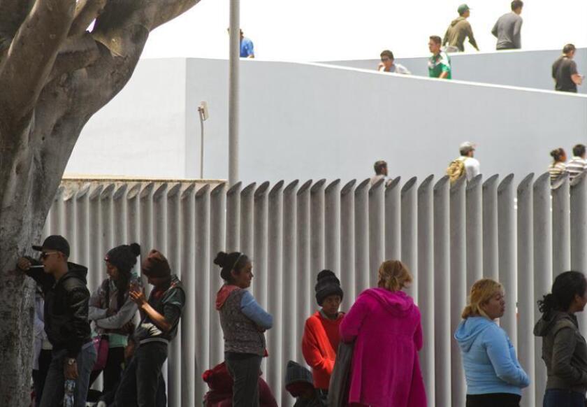 Familias de migrantes continúan en busca de asilo desde la garita de el Chaparral, frontera con EE.UU., en Tijuana (México). EFE/Archivo