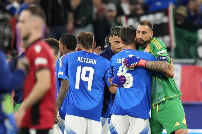 Jugadores de Italia celebran al final del partido de fútbol del Grupo B entre Italia y Albania en la Eurocopa 2024 en Dortmund, Alemania, el sábado 15 de junio de 2024. (AP Foto/Alessandra Tarantino)