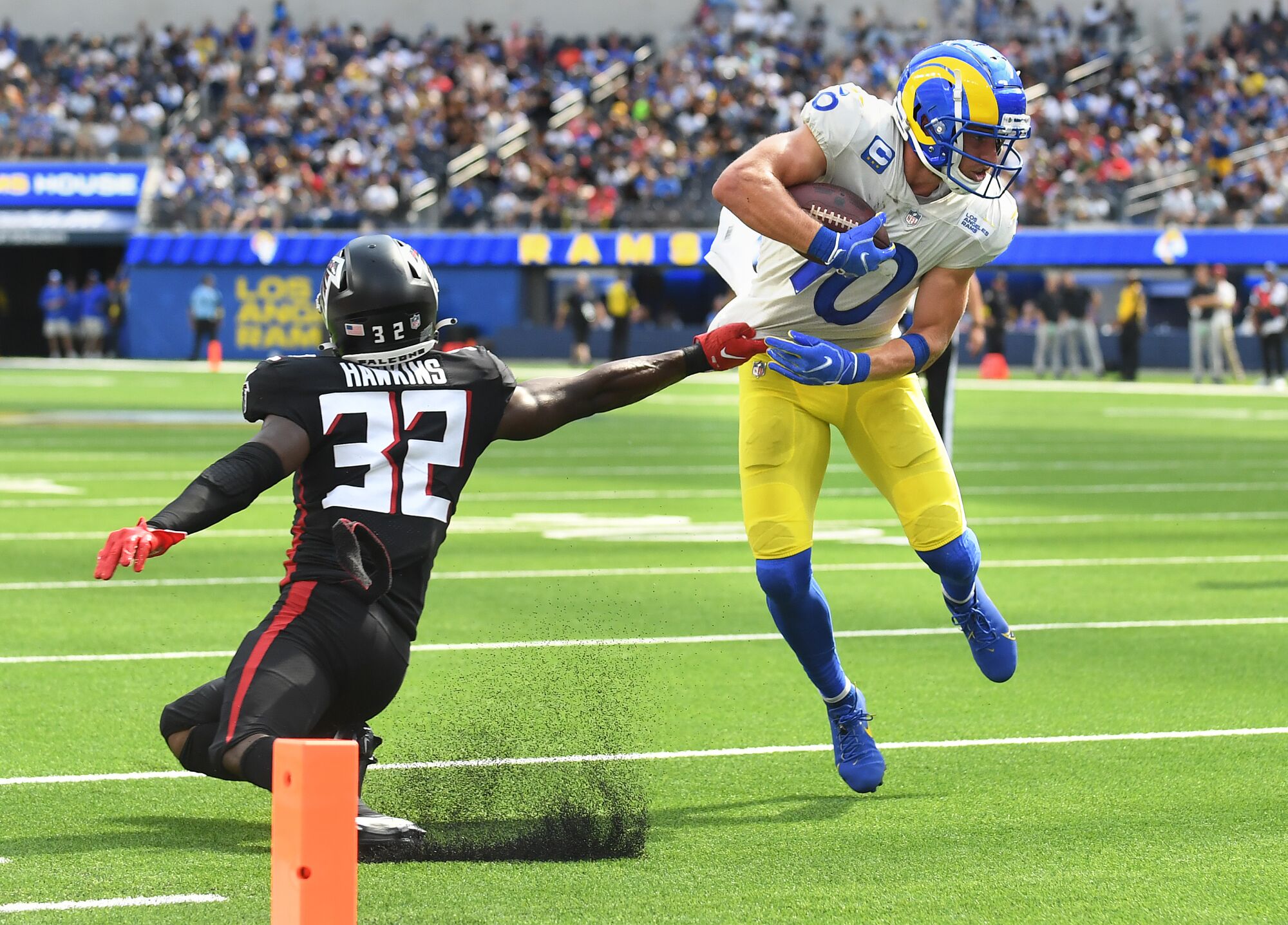 Le receveur large des Rams, Cooper Kupp, bat la sécurité des Falcons, Jaylinn Hawkins, lors d'un touché.