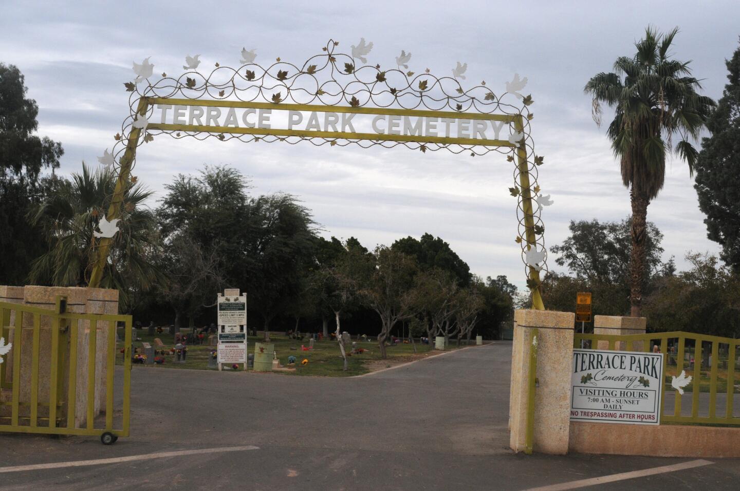 La entrada al cementerio Terrace Park en Holtville, California, a 30 kilómetros (18,6 millas) de México...