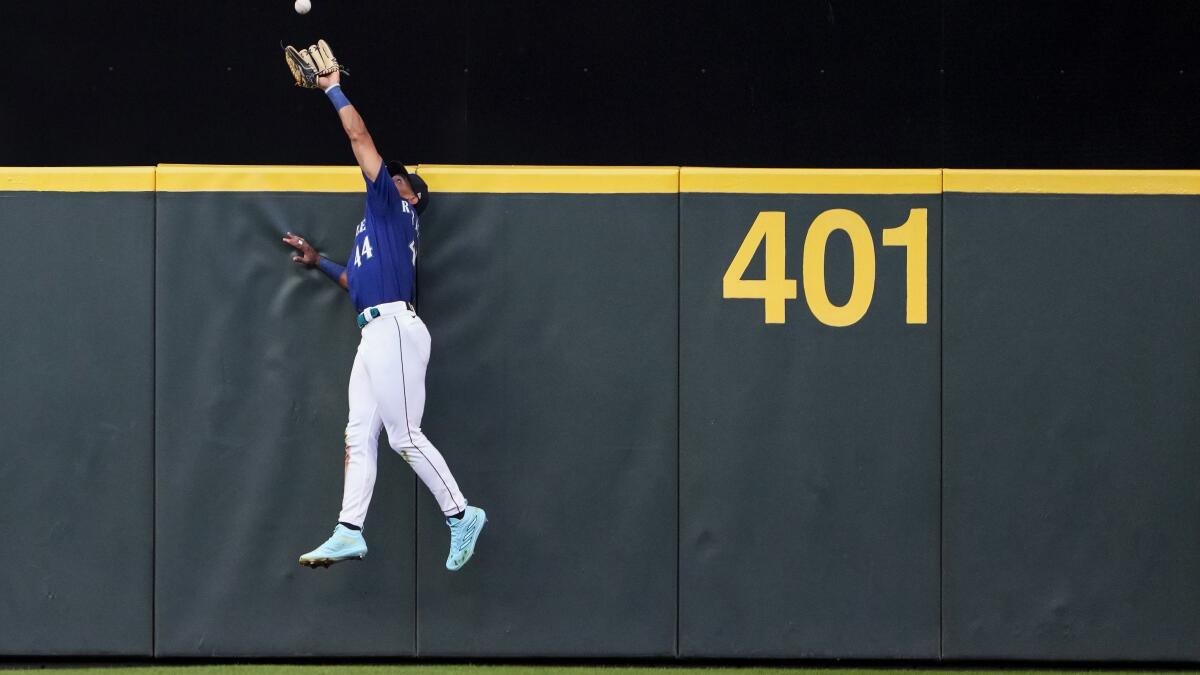 Pirates play home-run derby in blasting Mariners