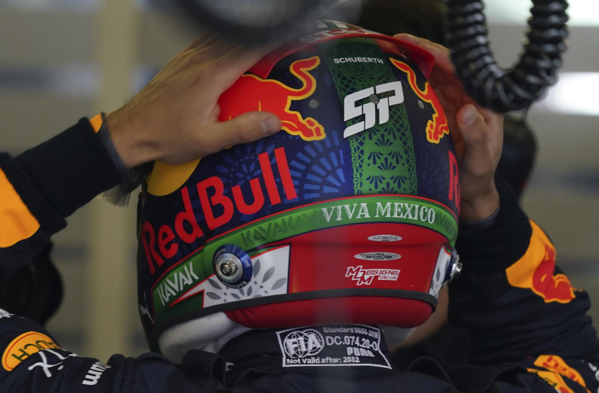 Un conductor se ajusta el casco