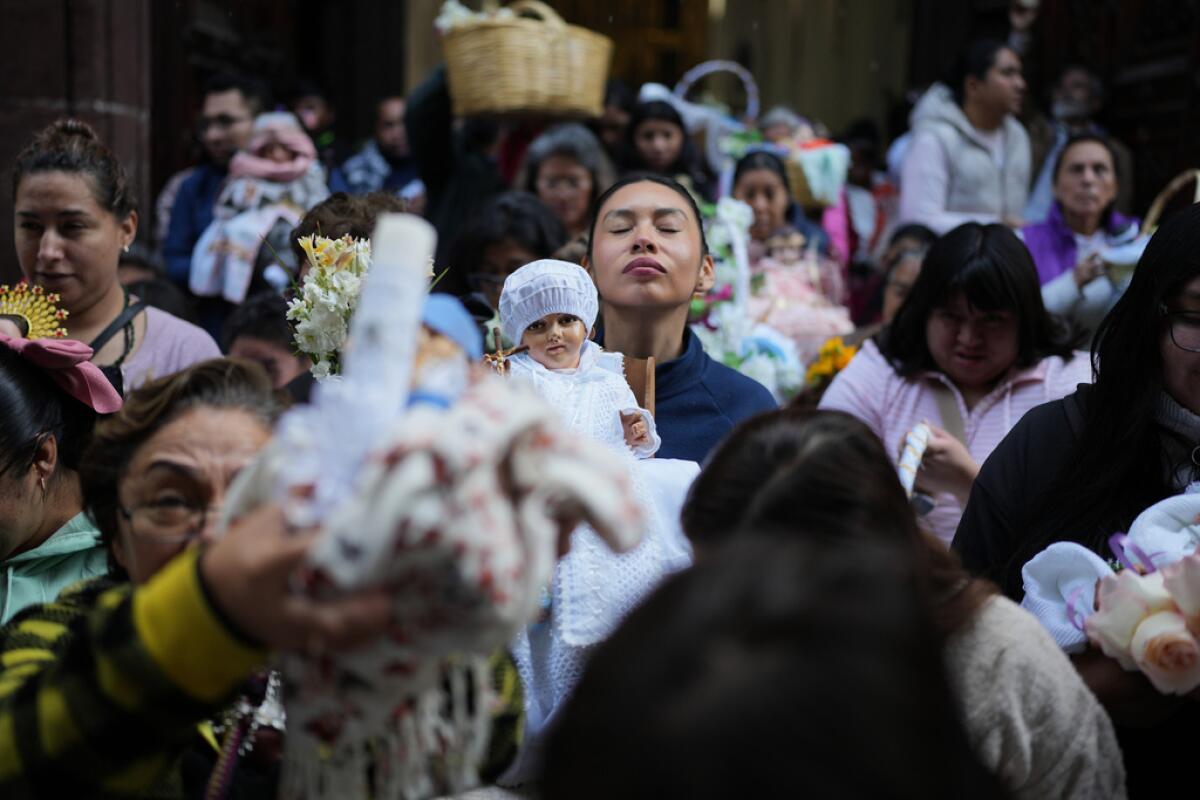 Vecinos de Xochimilco celebran la Candelaria llevando al Niño Dios a bendecir