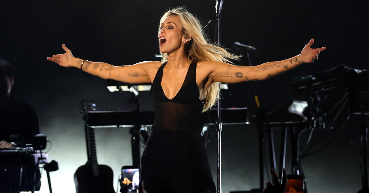 Miley Cyrus feiert ein Comeback in der Hollywood Bowl.