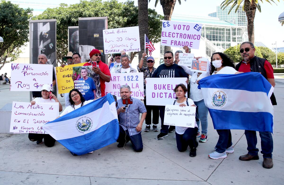 Un grupo de activistas salvadoreños acudió al Centro de Convenciones a levantar la voz sobre el deterioro de la democracia.