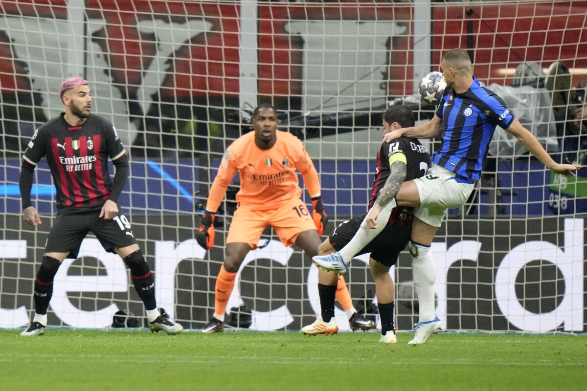 Edin Dzeko anota el primer gol del Inter en el partido contra el AC Milan