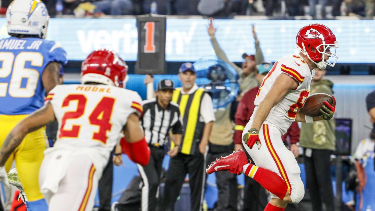 James Body Slams Kelce During Chargers-Chiefs