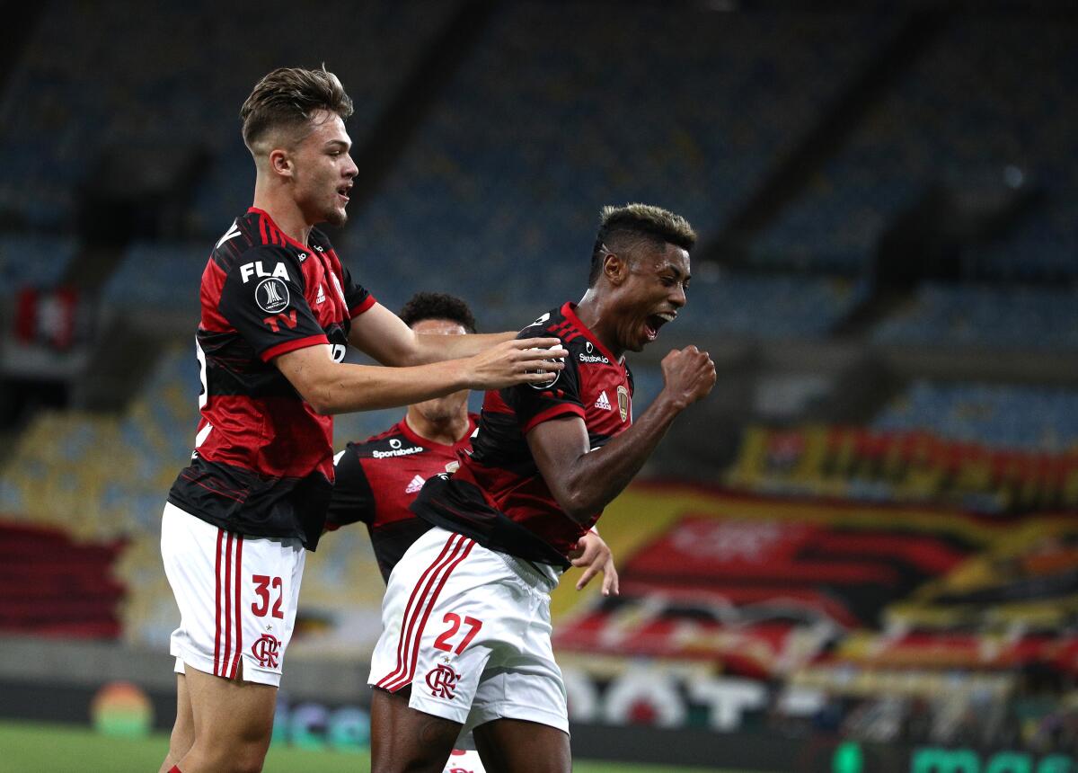 Bruno Henrique, del Flamengo de Brasil, celebra después de anotar el tercer gol 