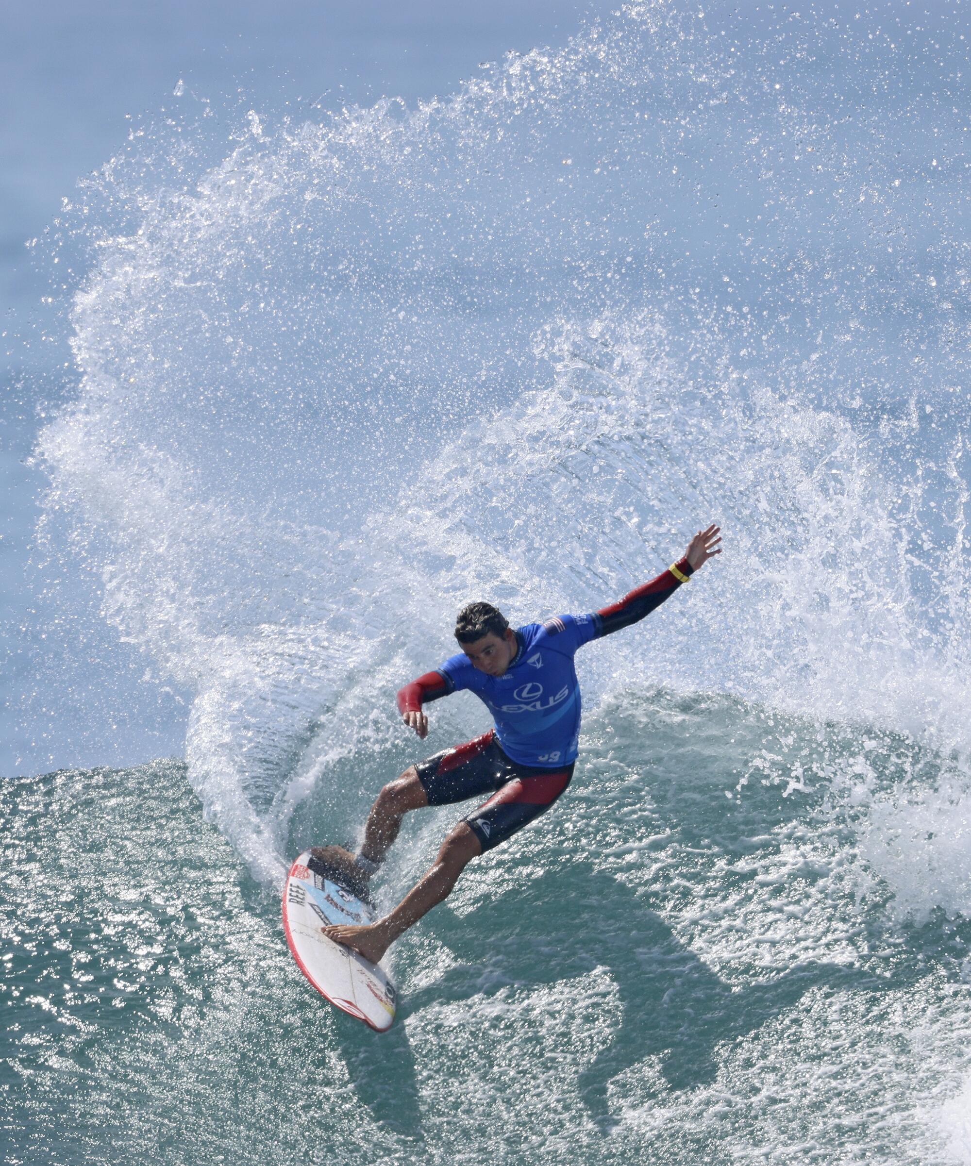 San Clemente native Griffin Colapinto creates a big spray on a wave during his match with Brazilian Italo Ferreira.