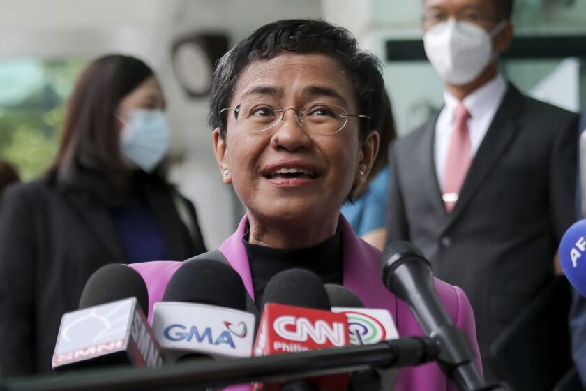 La periodista filipina Maria Ressa habla con los medios de comunicación luego de una decisión de un tribunal en Quezon City, Filipinas, el miércoles 18 de enero de 2023. (AP Foto/Basilio Sepe)