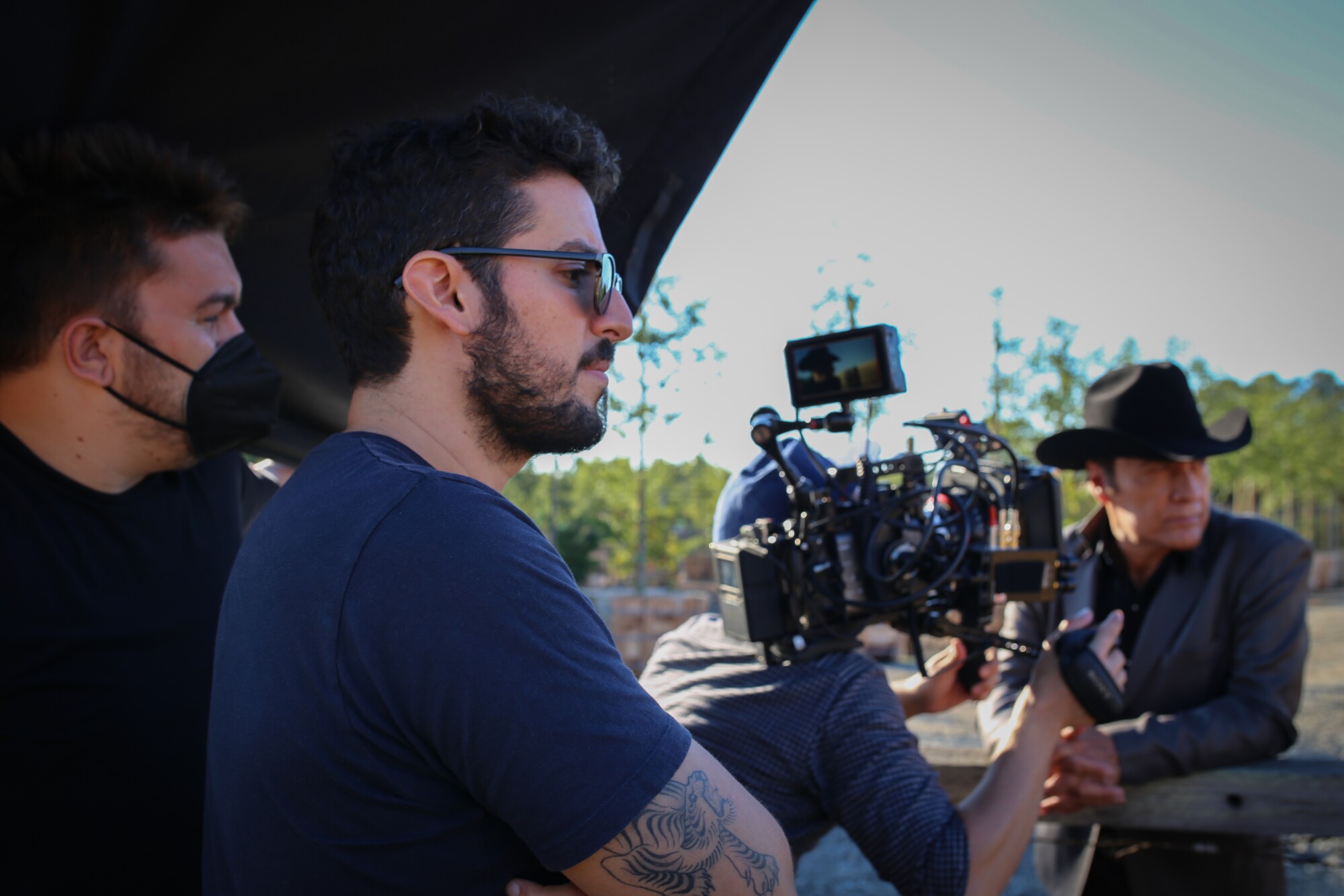 El director Carlos Pérez Osorio en plena grabación.