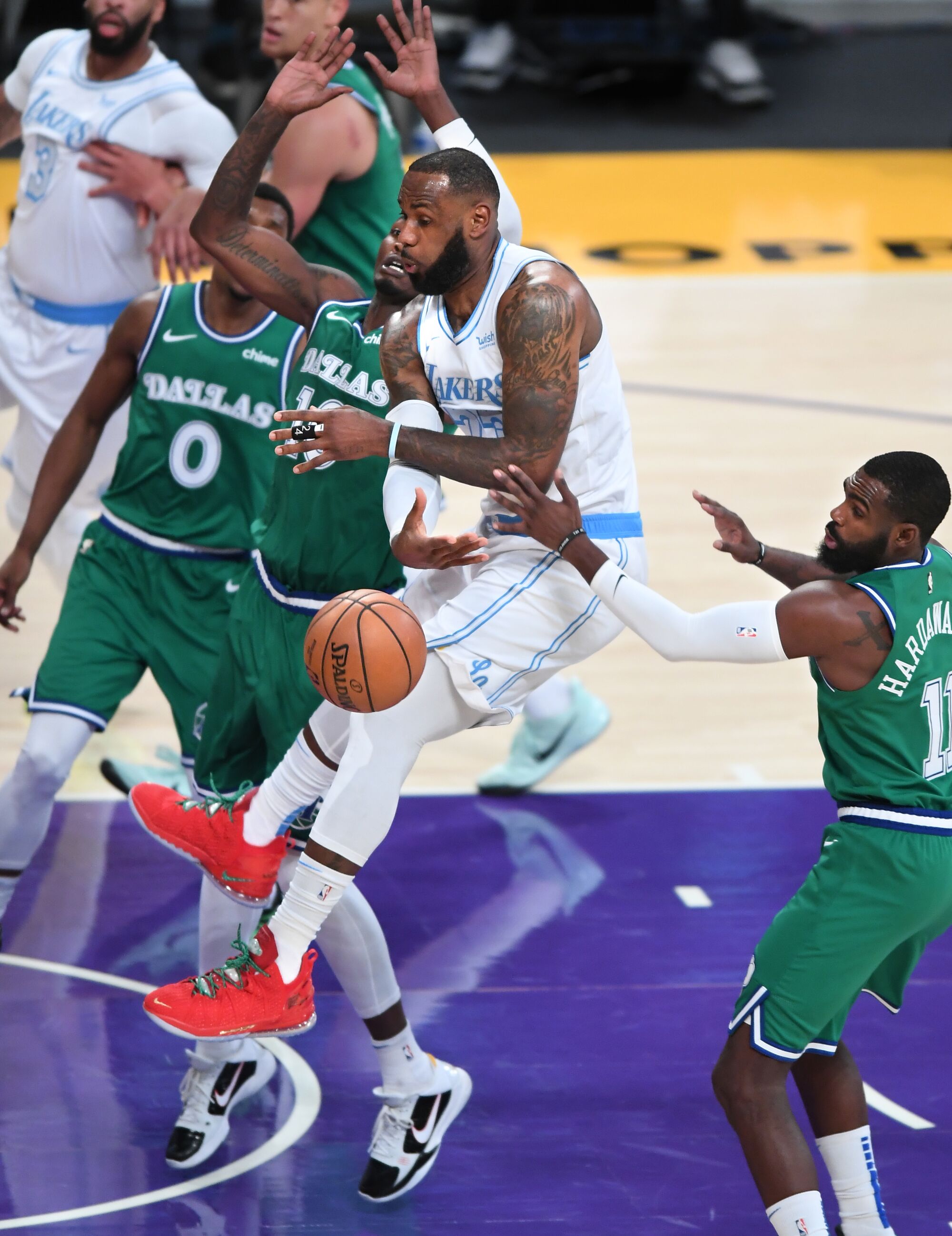Lakers forward LeBron James flings a no-look pass against the Dallas Mavericks during the second quarter.