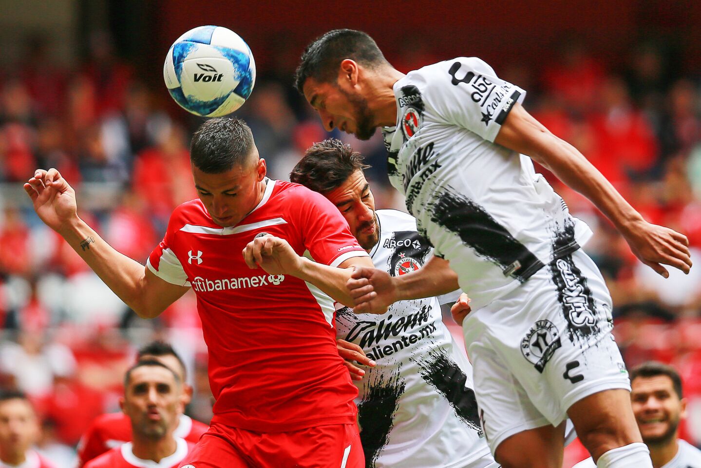 Omar Toribio (izq.), de Toluca, disputa un balón con Diego González (der.), de Tijuana.
