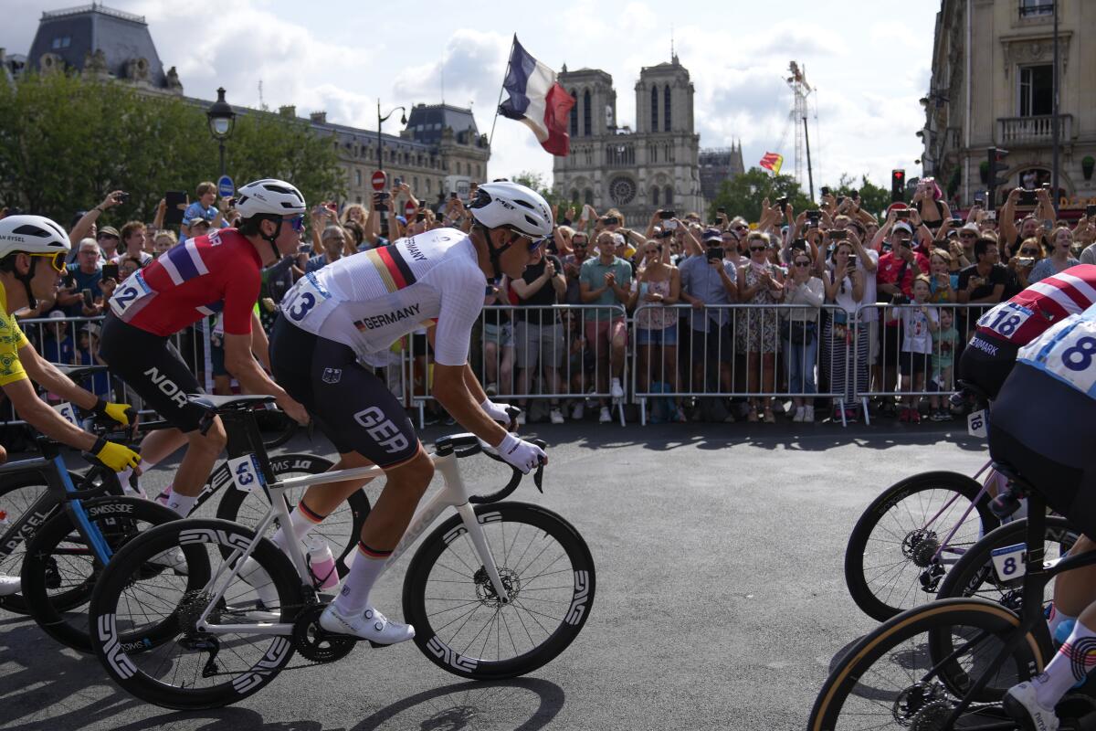El alemán Nils Politt pasa frente a la catedral de Notre Dame durante la carrera de ruta del ciclismo 