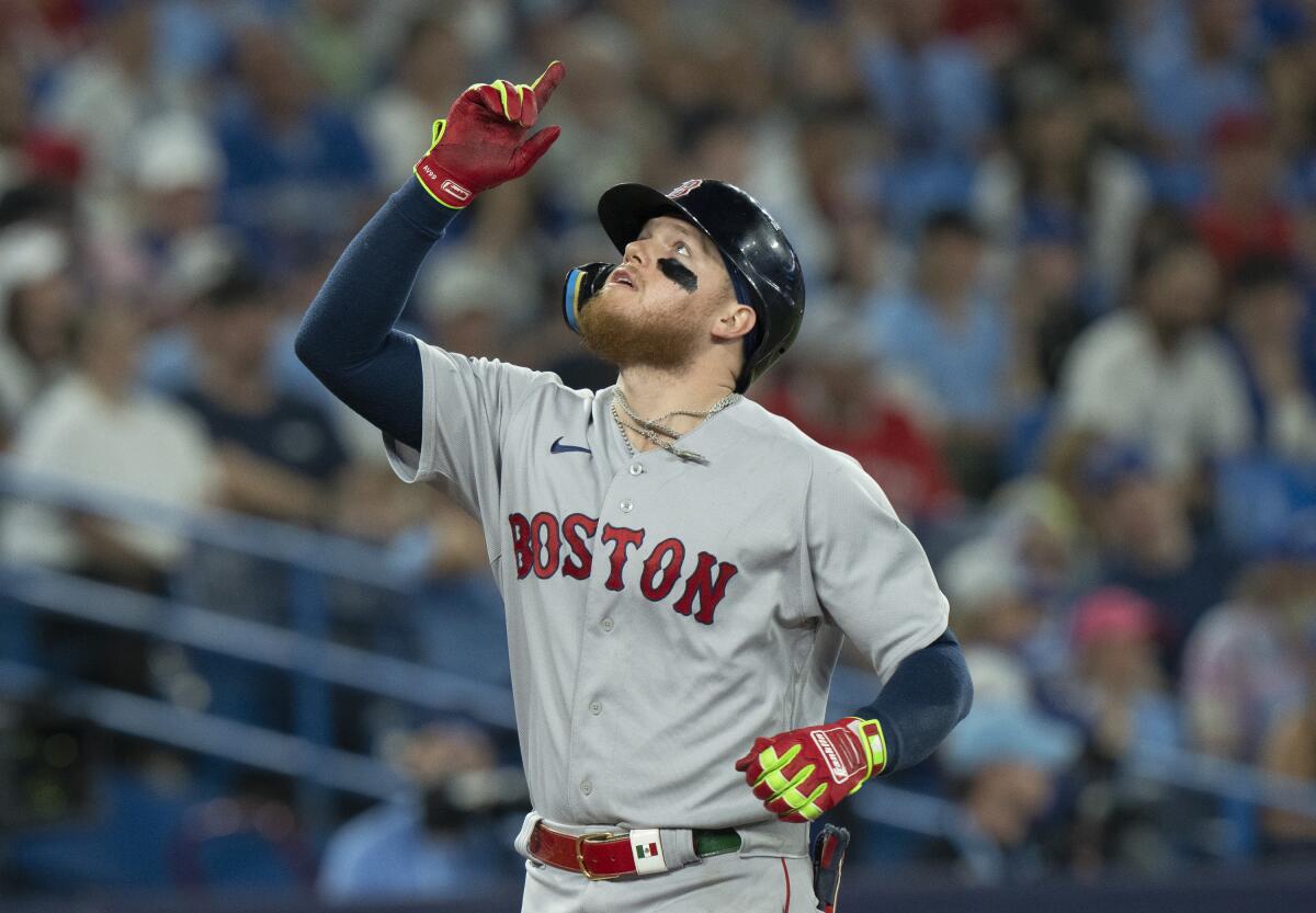 Alex Verdugo Shows La Vida Baseball his Chains