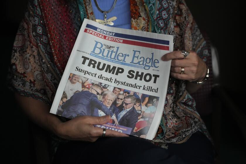 Donna Sybert, editora gerente del periódico Butler Eagle, sostiene una edición especial de su publicación durante una entrevista con The Associated Press el miércoles 17 de julio de 2024 en Butler, Pensilvania. (AP Foto/Matt Slocum)