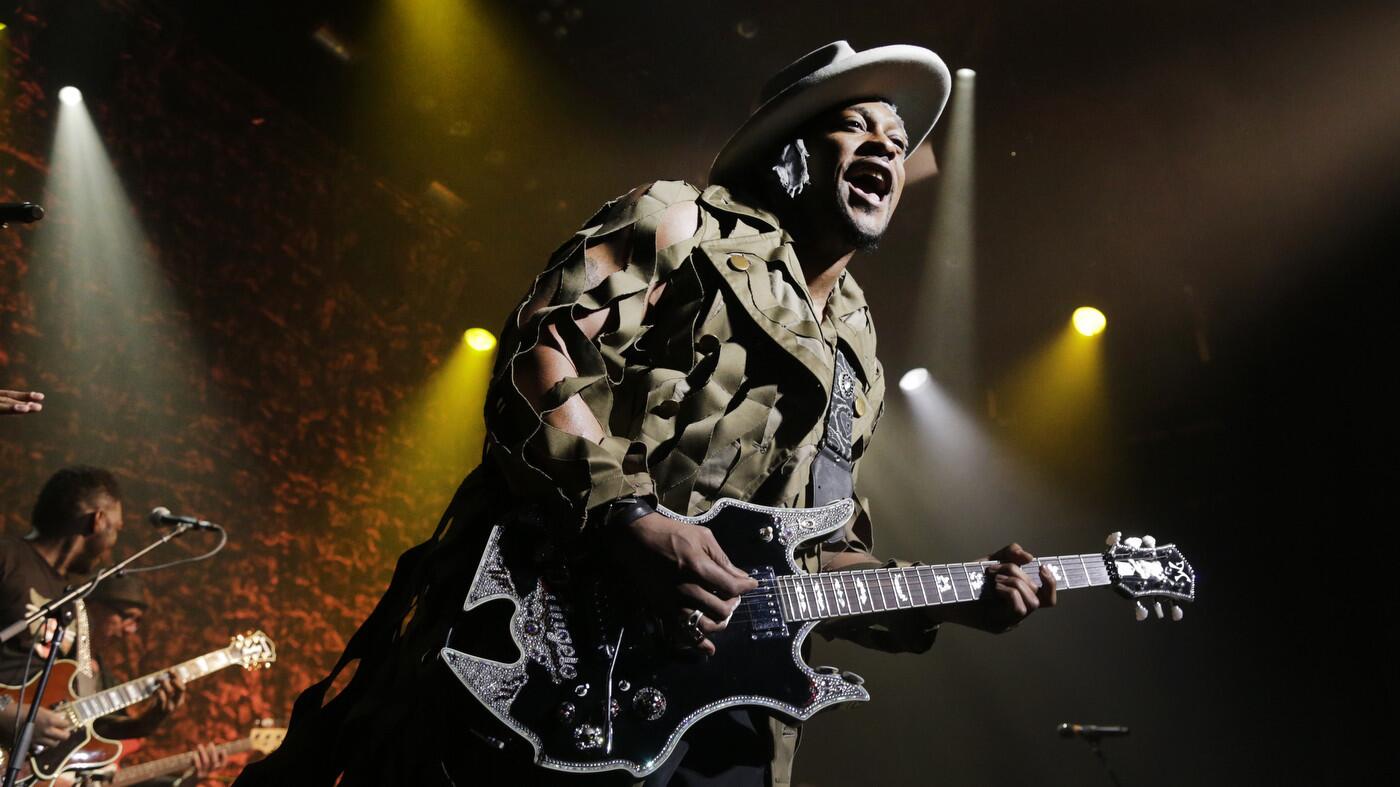 D'Angelo brings message and sweet music to Club Nokia in downtown L.A. On June 8, 2015.