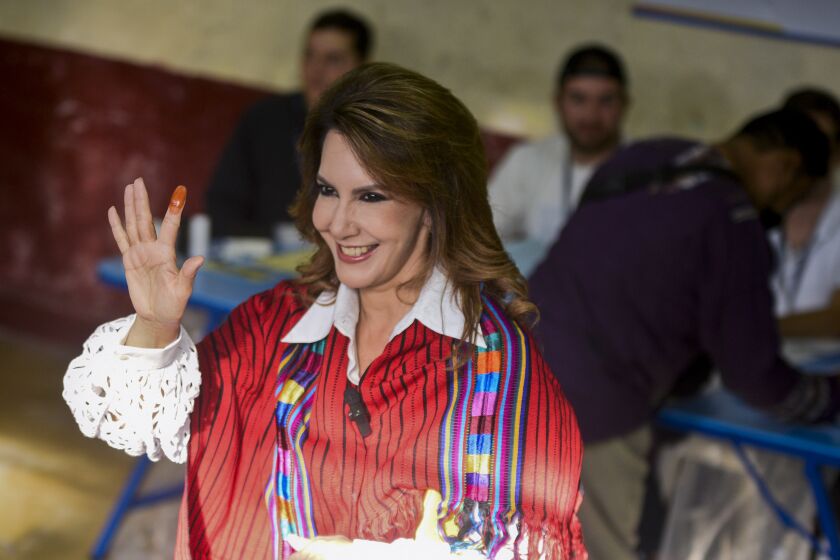 Zury Ríos Sosa, candidata presidencial por la coalición Valor-Unionista, saluda después de votar durante las elecciones generales en la Ciudad de Guatemala el domingo 25 de junio de 2023. (AP Foto/Wilder López)