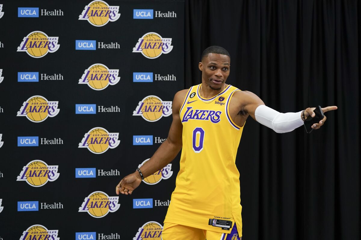 Russell Westbrook de los Lakers de Los Ángeles llega a la conferencia de prensa 