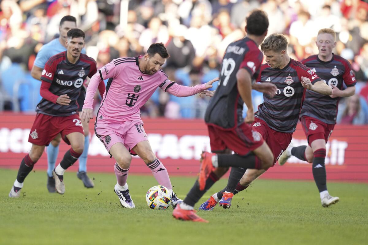 El delantero de Inter Miami Lionel Messi (10) controla el balón 