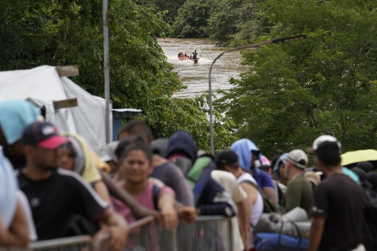 Migrantes se dirigen al norte hasta Lajas Blancas, Panamá, el viernes 28 de junio de 2024, 