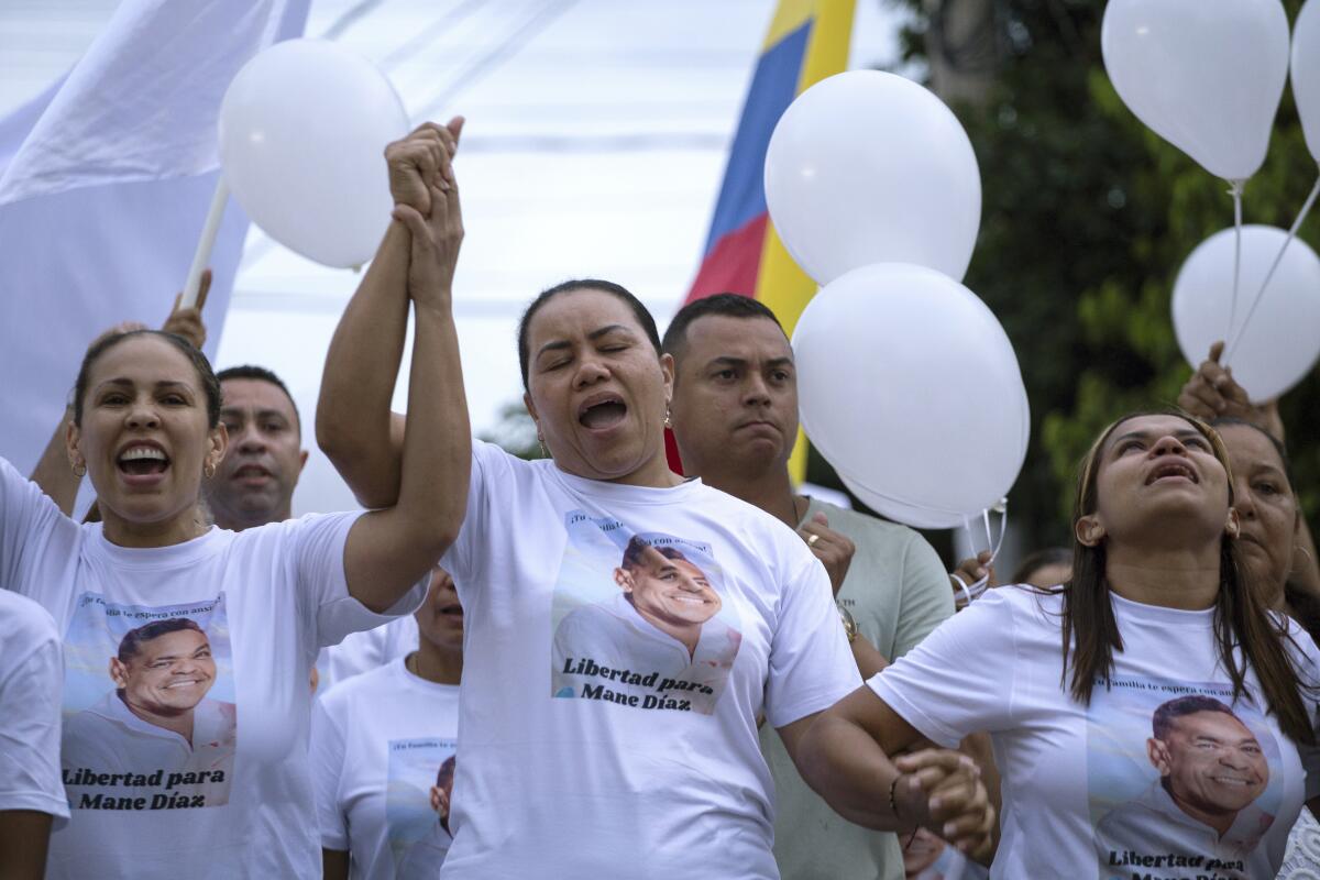 Cilenis Marulanda, en el centro, madre del futbolista del Liverpool Luis Díaz, participa en una marcha 