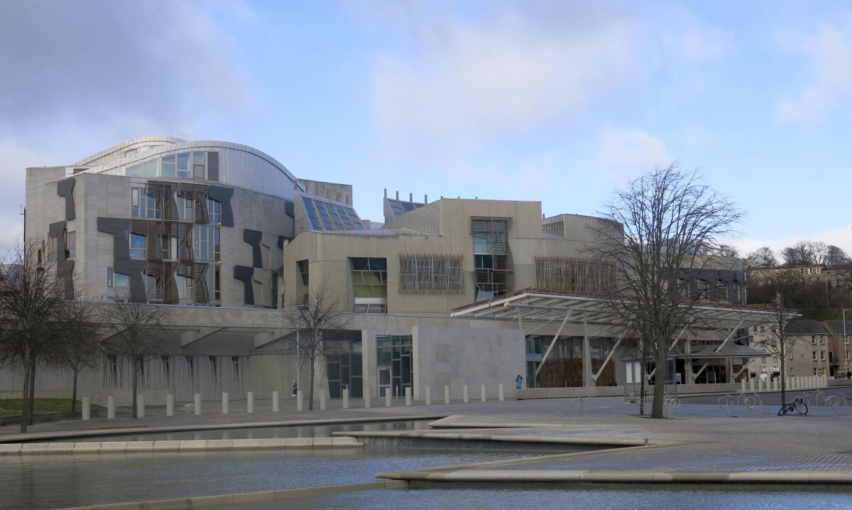 ARCHIVO - En esta fotografía tomada el 16 de marzo de 2014 se muestra el Parlamento escocés 