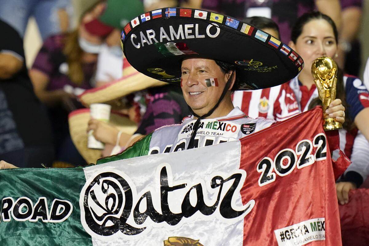 Un aficionado de la selección mexicana anima a su equipo antes del partido contra Panamá.