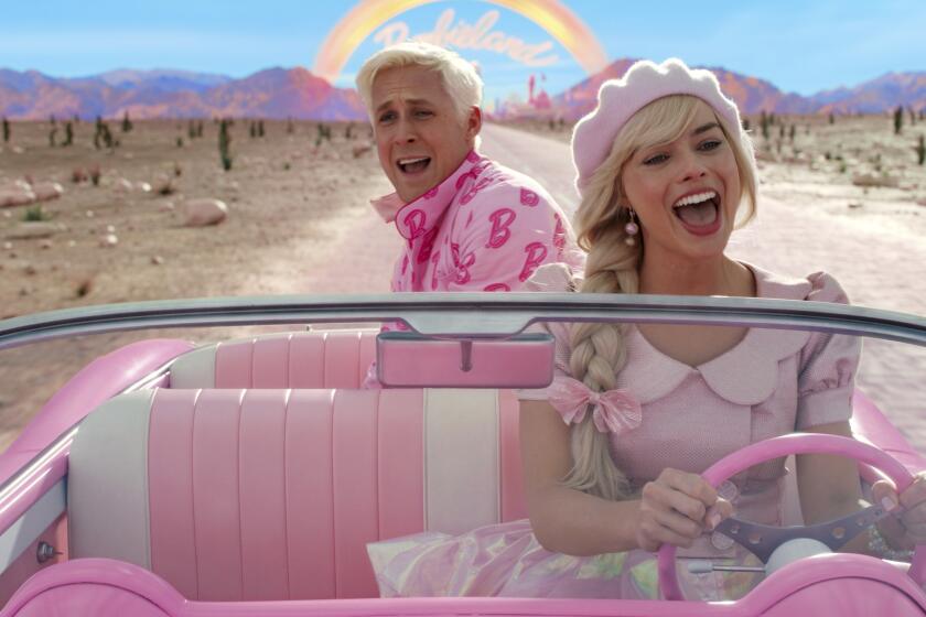Ryan Gosling, izquierda, y Margot Robbie en una escena de "Barbie" en una imagen proporcionada por Warner Bros. Pictures. (Warner Bros. Pictures vía AP)