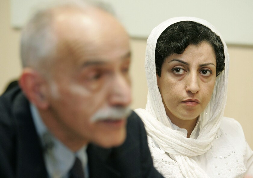 En esta imagen de archivo, la activista iraní Narges Mohammadi (derecha), del Centro de Defensores de los Derechos Humanos, escucha a Karim Lahidji, presidente de la Liga Iraní para la Defensa de los Derechos Humanos, durante una conferencia de prensa sobre la situación de los derechos humanos en Irán, en la sede de Naciones Unidas en Ginebra, Suiza, el 9 de junio de 2008. (AP Foto/Keystone/Magali Girardin, archivo)