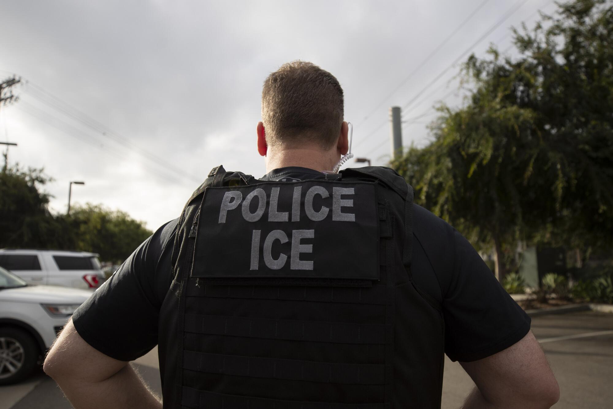 Un agente del Servicio de Inmigración y Aduanas de Estados Unidos vigila una operación del ICE 