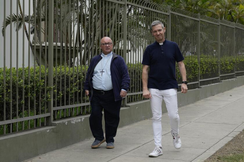 Los investigadores del Vaticano, monseñor Jordi Bertomeu, de España, y el arzobispo Charles Scicluna, de Malta, caminan fuera de la Nunciatura Apostólica durante un descanso de una reunión con personas que alegaron abusos por parte del grupo laico católico Sodalicio de Vida Cristiana, en Lima, Perú, el 25 de julio de 2023. El grupo católico peruano Sodalicio de Vida Cristiana aceptó “con humildad” el lunes 30 de septiembre de 2024 la decisión del papa Francisco, quien cinco días antes expulsó a 10 de sus miembros. (AP Foto/Martín Mejía, Archivo)