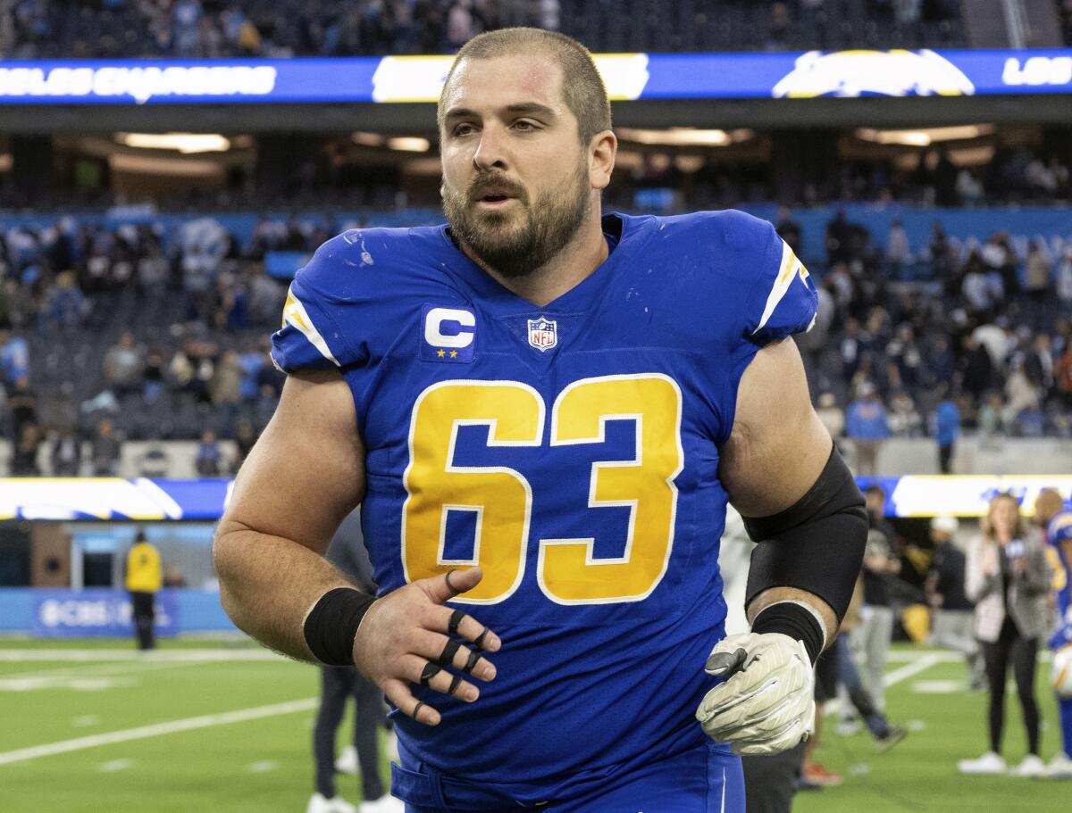 Chargers center Corey Linsley to be placed on injured reserve with