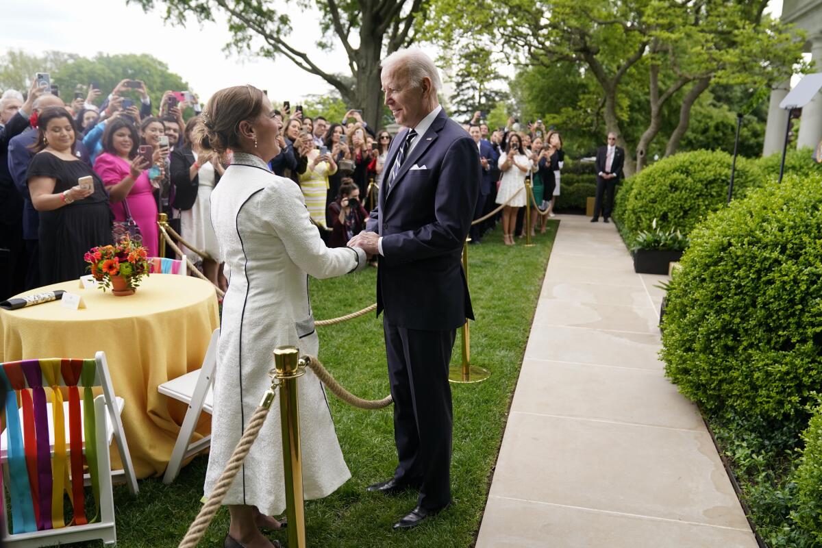 El presidente Joe Biden saluda a la primera dama de México, Beatriz Gutiérrez Müller,