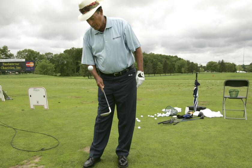 ARCHIVO - Foto del viernes 9 de junio del 2006, el golfista puertorriqueño Juan "Chi Chi" Rodríguez juega con una pelota durante una clínica en el Country Club Nashawtuc. (AP Foto/Steven Senne, Archivo)