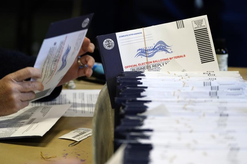 ARCHIVO - Trabajadores electorales del condado de Chester, Pensilvania, procesan votos por correo en la Universidad de West Chester en West Chester, Pensilvania, el 4 de noviembre de 2020. (AP Foto/Matt Slocum, Archivo)