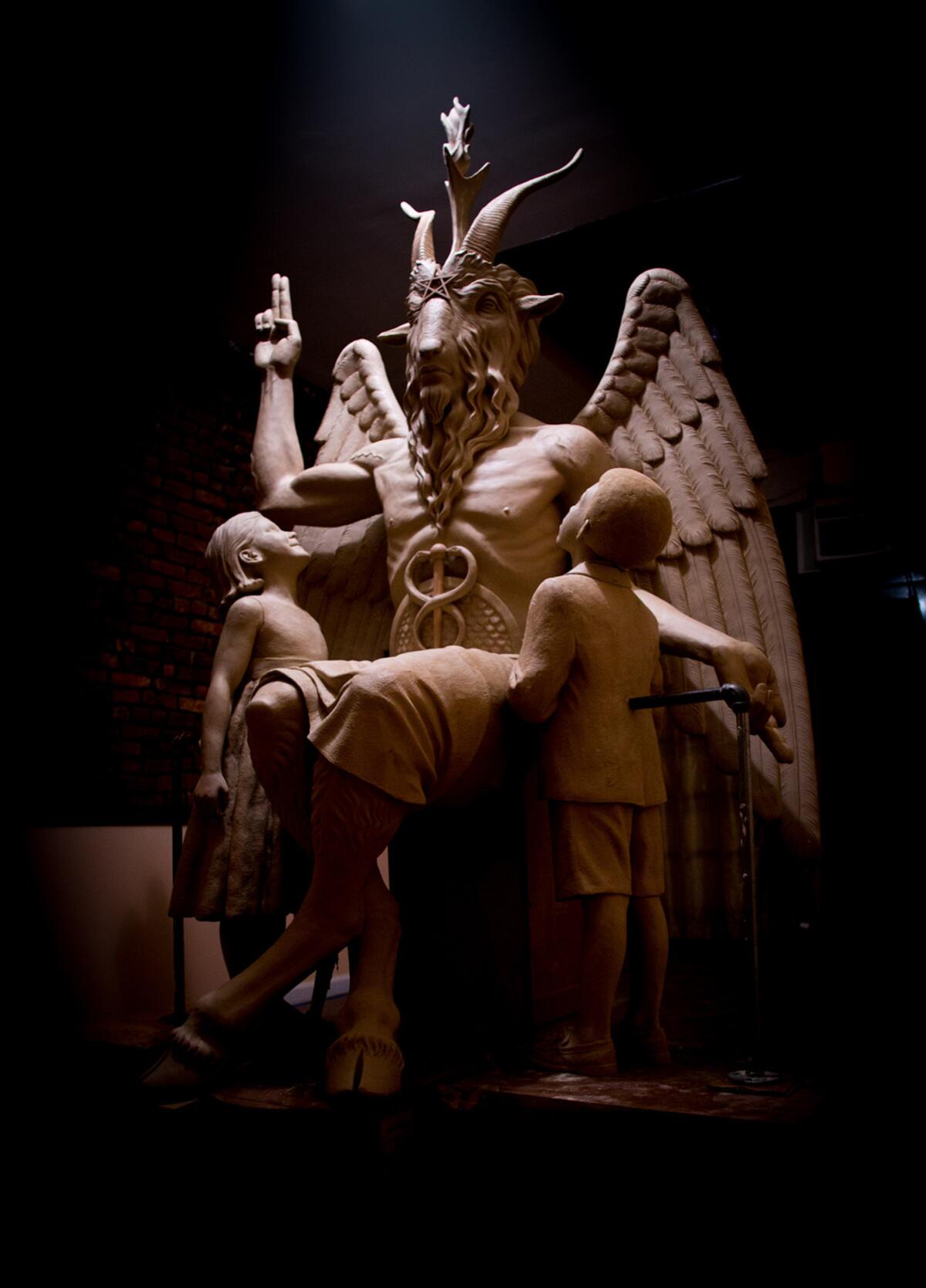 Una estatua de bronce de Satán con cabeza de cabra, alas y cascos en lugar de pies será develada en fecha próxima en un evento privado en Detroit, según el dueño de la pieza, el grupo El Templo Satánico. La estatua mide 2,59 metros (8,5 pies) de alto y pesa tonelada y media.
