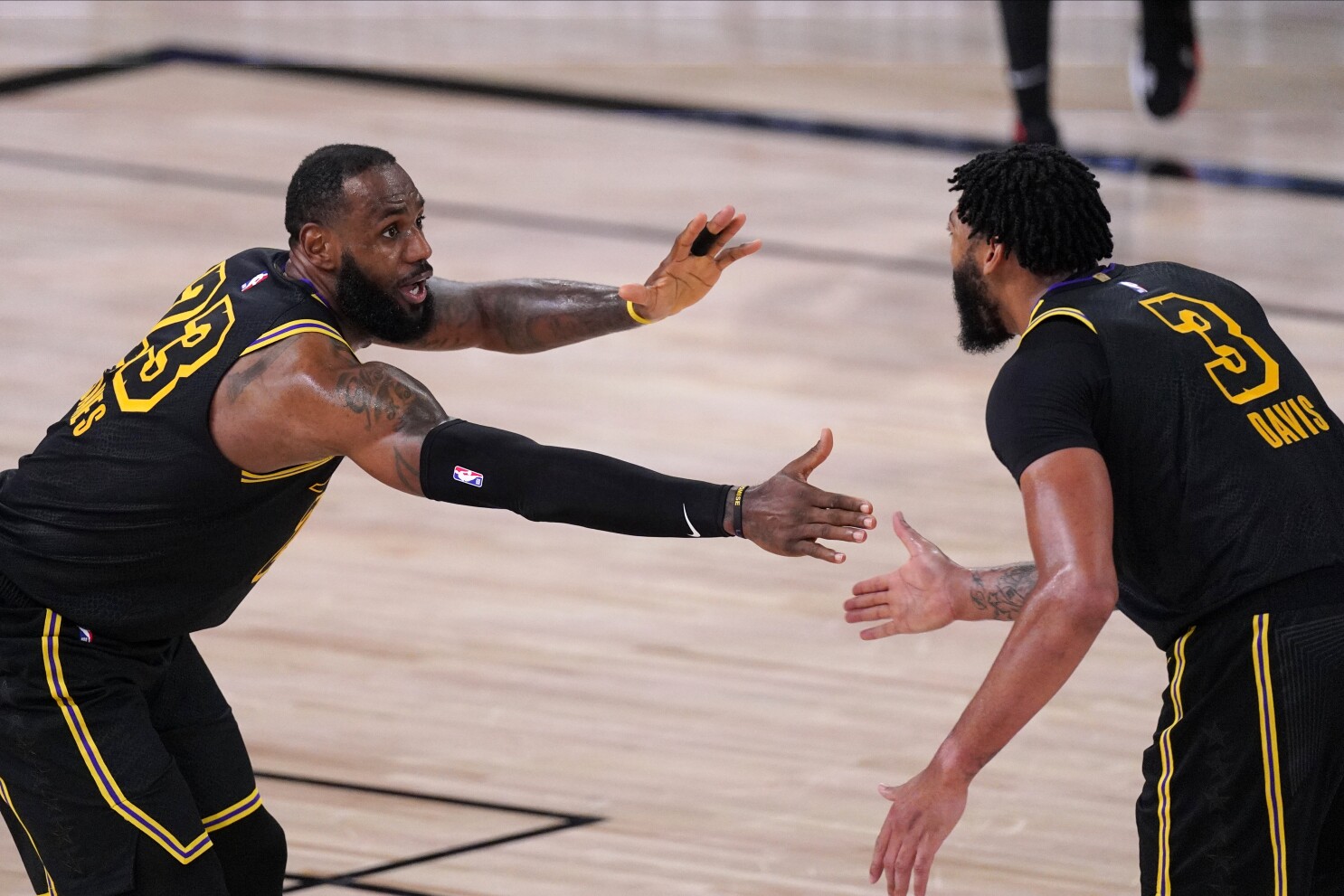 Lebron James And Anthony Davis Stand Tall In Win Over Rockets Los Angeles Times