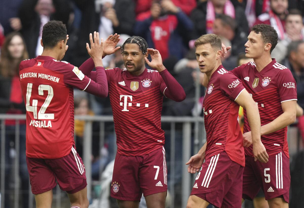 Serge Gnabry del Bayern Munich, 2do izquierda, festeja el primer gol de su equipo contra Hoffenheim por la Bundesliga.