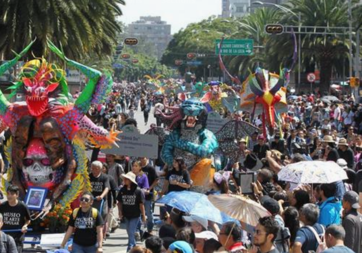 Fotografía de alebrijes durante un desfile como antesala a la celebración del Día de Muertos, este sábado, en Ciudad de México (México). EFE/Mario Guzmán